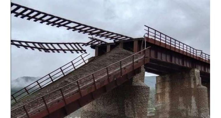 طوفانی بارشیں اور سیلاب ،ریلوے پل کا ایک حصہ ٹوٹنے کے باعث کوئٹہ اور سبی کے درمیان ٹرین آپریشن معطل