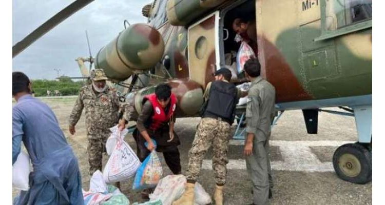 پاک فوج نے اپنا تین دن کا راشن سیلاب متاثرین میں تقسیم کردیا