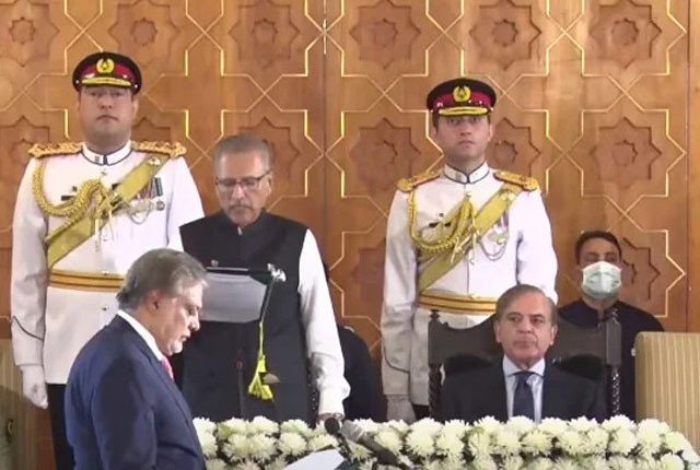 اسحاق ڈار نے وفاقی وزیر خزانہ کے عہدے کا حلف اٹھالیا