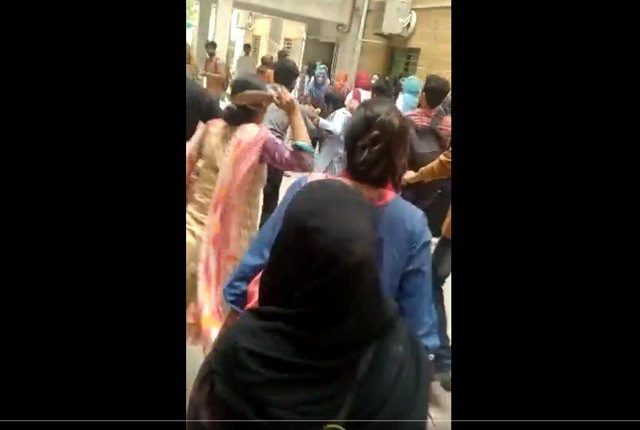 جناح سندھ میڈیکل یونیورسٹی کی طالبات نے ہراساں کرنے پر ٹیچر کی پٹائی کردی