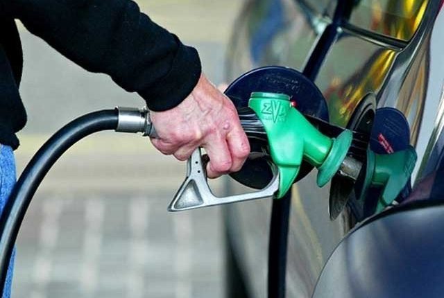 حکومت کا پیٹرول کی فی لیٹر قیمت میں 12 روپے 63 پیسے کمی کا اعلان