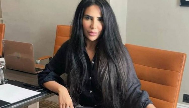 برطانیہ میں موجود پاکستانی نژاد لڑکی کے گرتے بال لاکھوں پاﺅنڈز کمانے کا ذریعہ بن گئے، انتہائی حیران کن کہانی