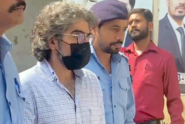 شاہنواز امیر کا جسمانی ریمانڈ منظور، والد ایاز امیر کے وارنٹ گرفتاری جاری