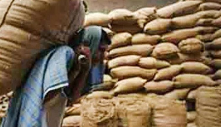 بلوچستان میں گندم اور آٹے کا بحران، پاسکو گوداموں میں پڑی گندم سیلاب کی نظر