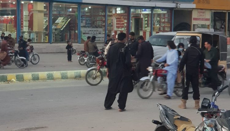 اسپنی روڈ پر ایکسائز ڈیپارٹمنٹ کی جانب سے نان رجسٹرڈ موٹر سائیکل،زرنج اور رکشوں پر سختی سے ایکشن لینے کی ہدایت پر ایکسائز آفیسروں کی چیکنگ،ذرائع