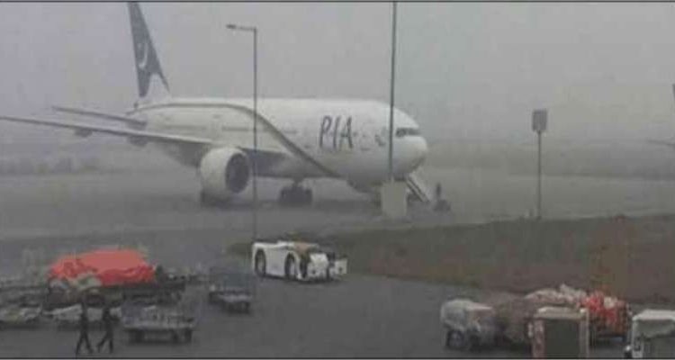 کراچی، موسلادھار بارش کے بعد فلائٹ آپریشن روک دیا گیا