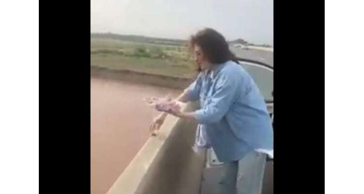 ریشم نے مچھلیوں کیلئے کھانے کیساتھ پلاسٹک کی تھیلیاں بھی دریا میں پھینک دیں