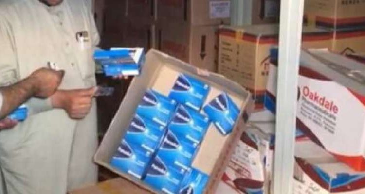 کراچی میڈیسن مارکیٹ میں چھاپہ، بخار کی ڈھائی لاکھ سے زائد گولیاں برآمد