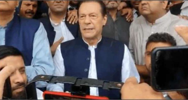 خان صاحب مذاکرات ہوں گے یا دھرنا؟ صحافی کا سوال