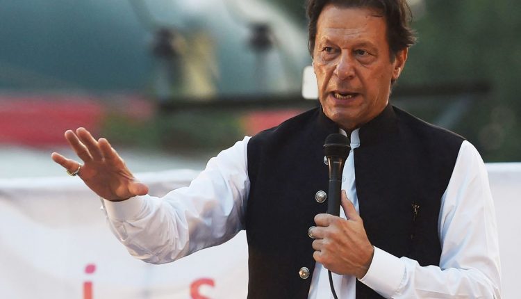 لانگ مارچ کی کال سے پہلے بڑی ہلچل ، عمران خان نے ایک گیند پر 3 وکٹیں گرا دیں