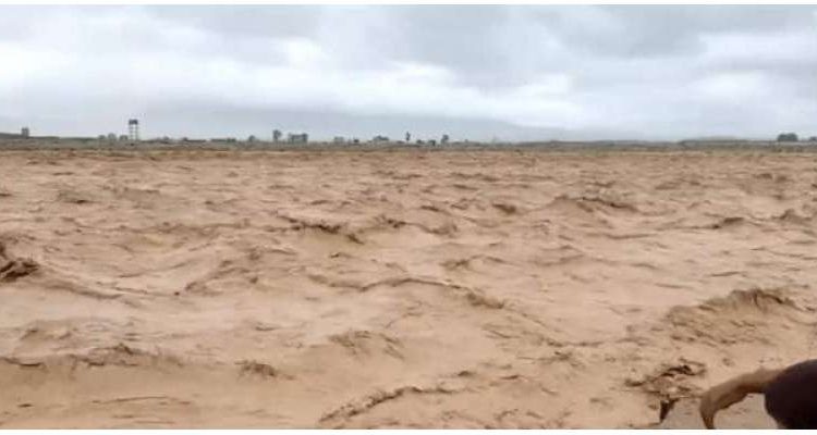 منچھر جھیل میں کٹ لگانے کے بعد سیلانی پانی کا دباؤ بڑھ گیا