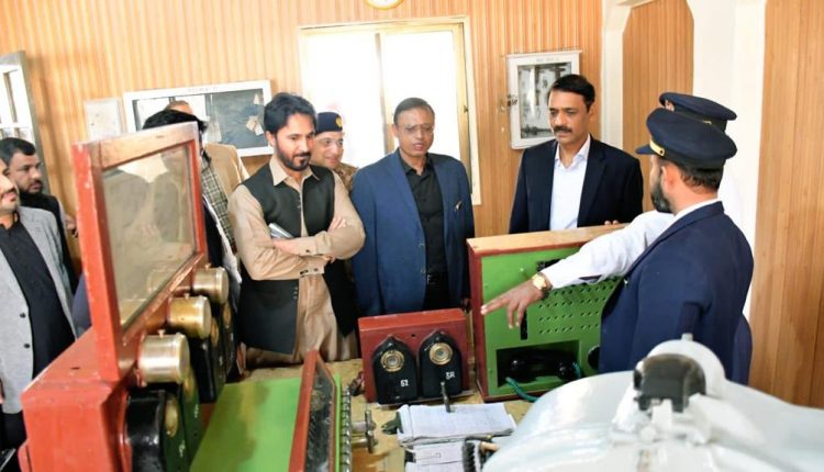 کور کمانڈر بلوچستان لیفٹیننٹ جنرل آصف غفور کا کوئٹہ انٹرنیشل ائیرپورٹ اور ریلوے اسٹیشن کا دورہ