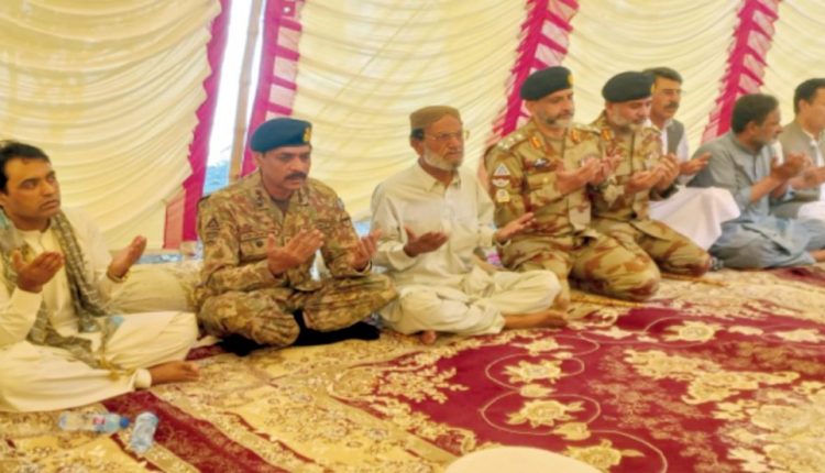 کور کمانڈر بلوچستان آصف غفور کی نور مسکانزئی کے گھر آمد، اہلخانہ سے تعزیت