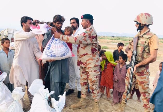 سیلاب زدگان کی بحالی کے لیے پاکستان آرمی اور ایف سی بلوچستان کی سول انتظامیہ کے ہمراہ امدادی کاروائیاں جاری