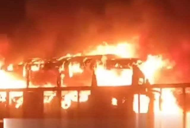 جامشورو کے قریب مسافر کوچ میں خوفناک آتشزدگی سے کئی مسافر جاں بحق