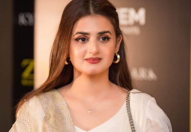 حرا مانی شو میں انٹری دیتے ہوئے گرنے سے بال بال بچ گئیں