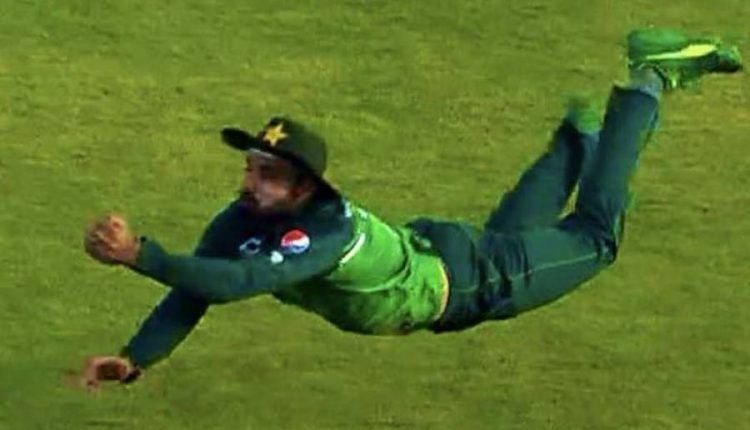 پی سی بی نے دوران پرواز شاداب خان کی سالگرہ کا کیک کاٹنے کی ویڈیو سوشل میڈیا پر جاری کر دی