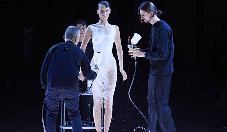 کپڑے پہننے کی جھنجھٹ سے چھٹکارا پائیں جسم پر لباس اسپرے کروائیں