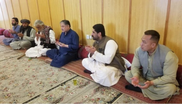 خلجی قوم کے سربراہ لالہ یوسف خلجی وزیر کھیل عبدالخالق ہزارہ سے ان کے بیٹے کی وفات پر فاتحہ خوانی کررہے ہیں