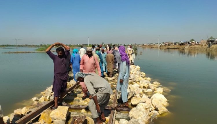 بلوچستان میں ریلوے کے بند ٹرینوں کی بحالی کے لئے جعفرآباد بمقام ڈیرہ اللہ یار سیلاب سے متاثرہ ٹریک کی بحالی کا کام جاری