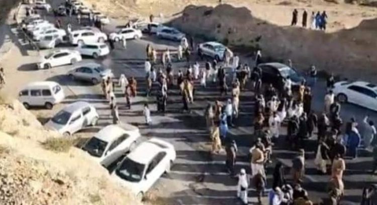 کوئٹہ-کراچی شاہراہ لکپاس کےمقام پر تاجروں نے احتجاجاََ بلاک کردی