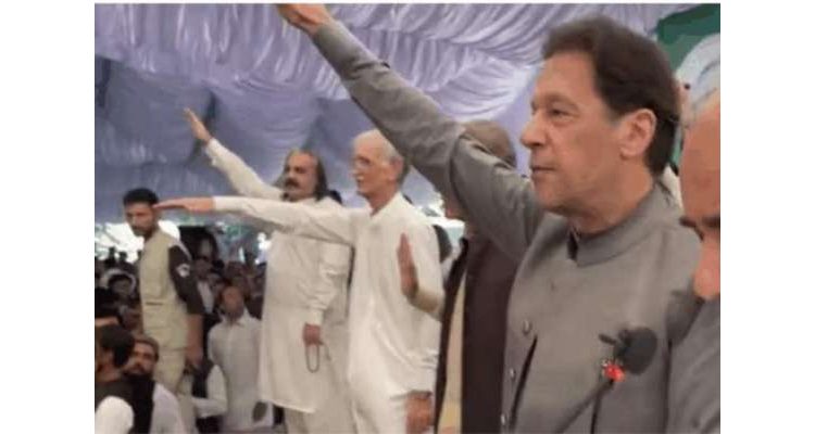 حکومت مخالف تحریک، عمران خان کے کارکنوں کے ساتھ حلف لینے کی ویڈیو وائرل ہو گئی