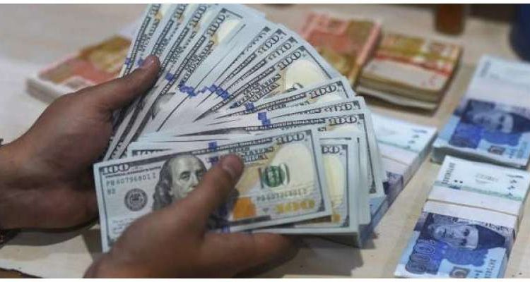 ڈالر کی اڑان پھر سے شروع، قیمت 218 روپے کی سطح سے اوپر چلی گئی
