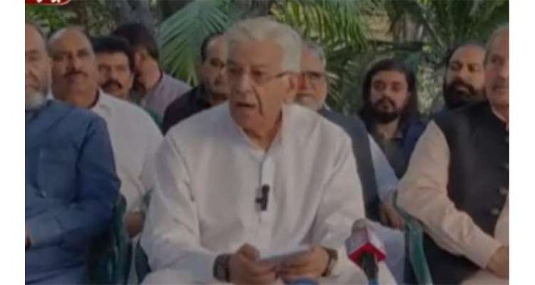 خواجہ آصف نے حکومت اور پی ٹی آئی کے درمیان رابطوں کی خبروں کی تردید کر دی