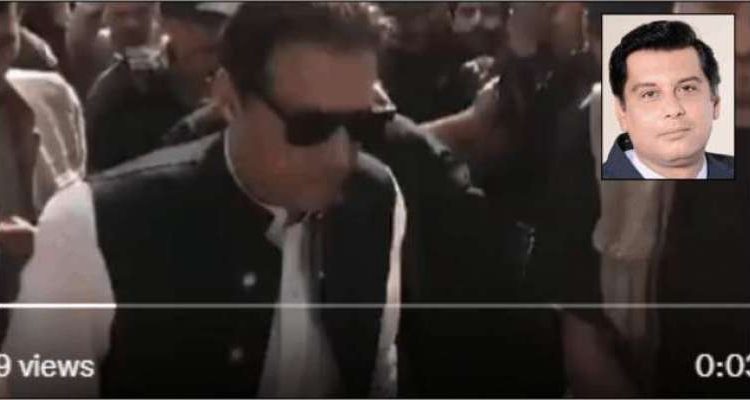 چئیرمین پی ٹی آئی عمران خان کی تعزیت کے لیے ارشد شریف کے گھر آمد