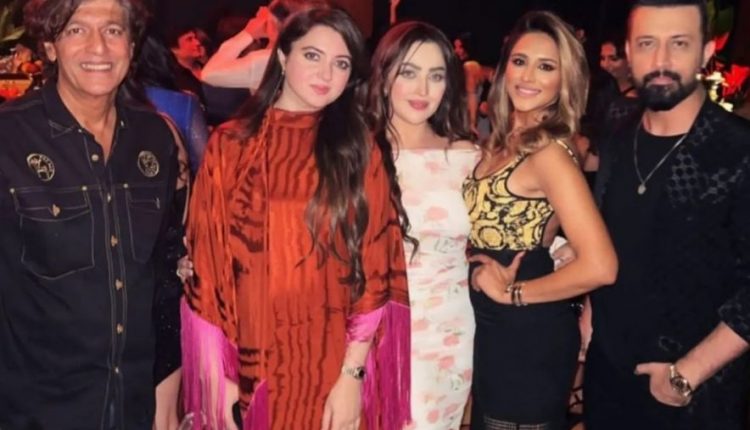 عاطف اسلم کی اہلیہ کے ہمراہ سنجے کپور کی سالگرہ میں شرکت، تصاویر وائرل