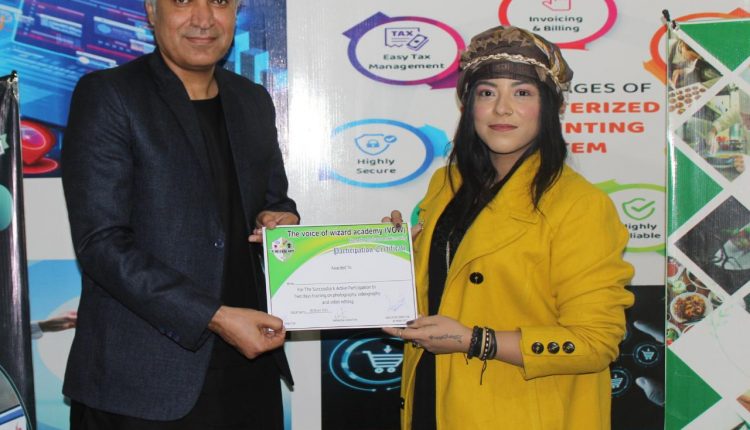 ڈاکٹر ببرک نیاز، ڈاکٹر صدف ارتضیٰ اور امین بڑیچ دو روزہ ٹریننگ کے اختتام پر شرکاء میں شیلڈ و اسناد تقسیم کررہے ہیں۔