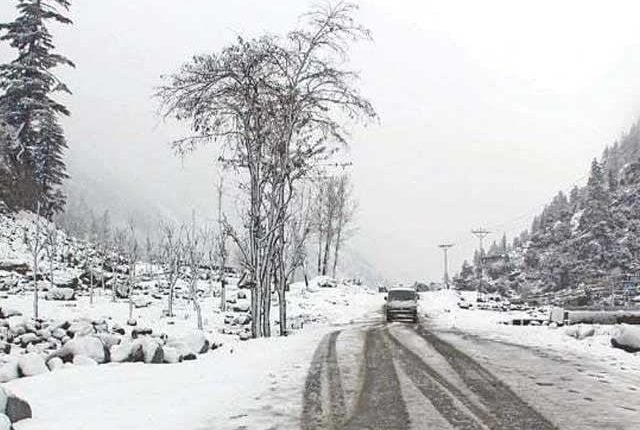 ملک کے مختلف علاقوں میں بارش و برفباری، سردی مزید بڑھ گئی