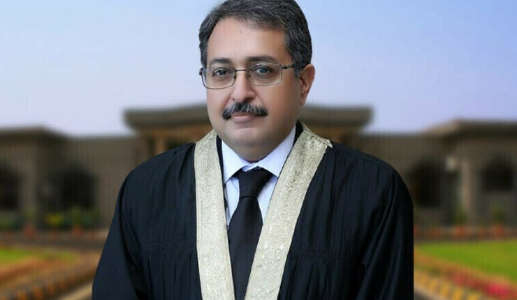 عمران خان کے ہیلی کاپٹر کیلئے ہیلی پیڈ سروسز ہائیکورٹ تو نہیں دے سکتی، چیف جسٹس عامر فاروق