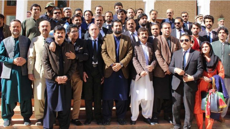 عمران خان پر قاتلانہ حملے کی ایف آئی آر درج کیا جائے اور صحافی ارشد شریف اور اعظم خان سواتی پر تشدد پر سو موٹو ایکشن لے کر شفاف تحقیقات کرا کر قانونی تقاضے پورے کریں،قاسم خان سوری