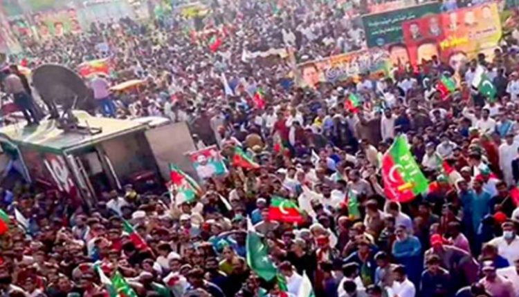 پی ٹی آئی کا حقیقی آزادی مارچ، اسد عمر اسٹیج پر گر گئے