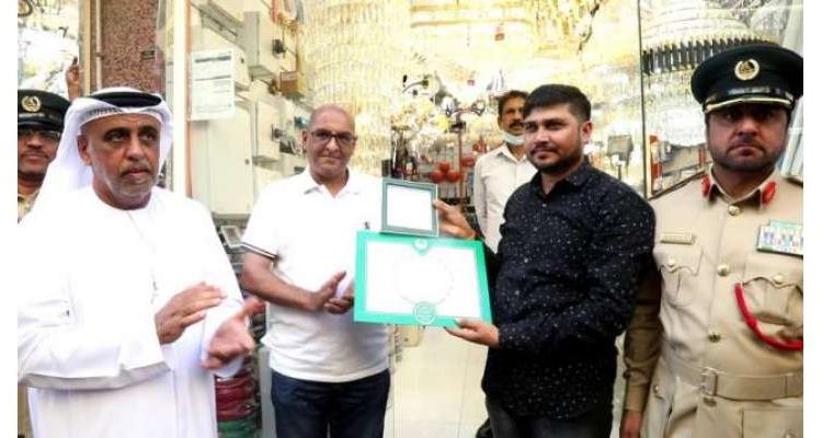 دبئی میں دکان پر ملازم لڑکے نے 27 لاکھ درہم کی چوری ناکام بنادی