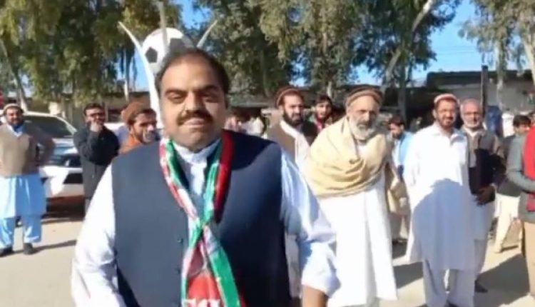 ریلی میں کم تعداد کا سوال کرنا جرم بن گیاپی ٹی آئی رہنما کا صحافی پر تشدد، ویڈیو وائرل