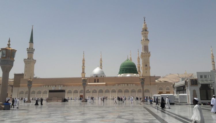 مسجد نبوی صلی اللہ علیہ وآلہ وسلم میں باران رحمت نے زائرین کے سر نم کردیئے