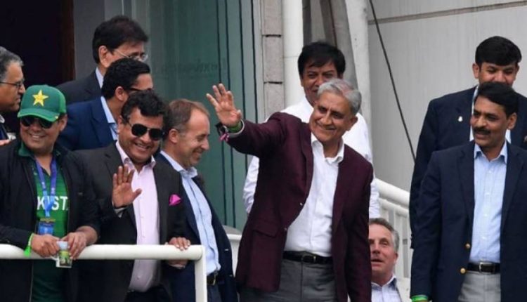 جنرل(ر)قمر جاوید باجوہ انگلینڈ اور پاکستان کے درمیان جاری ٹیسٹ میچ دیکھنے سٹیڈیم پہنچ گئے، تصویر وائرل