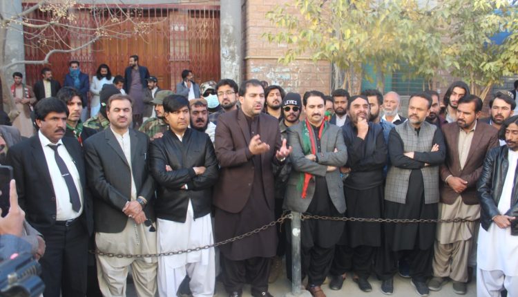 QUETTA: The Pakistan Tehreek-I-Insaf (PTI) Balochistan staged protest demo against arrest of the party leader Senator Azam Swati and his shifting to Quetta۔