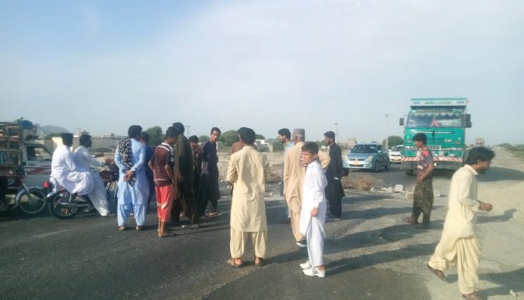 گوادر،بجلی کی بندش کیخلاف علاقہ مکینوں نے مکران کوسٹل ہائی وے کوشنکانی در کے مقام پر احتجاجاً بند کردیا