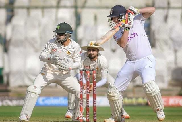 کراچی ٹیسٹ: انگلینڈ کی پہلی اننگز میں بیٹنگ، نعمان کے ایک ہی اوور میں 2 شکار