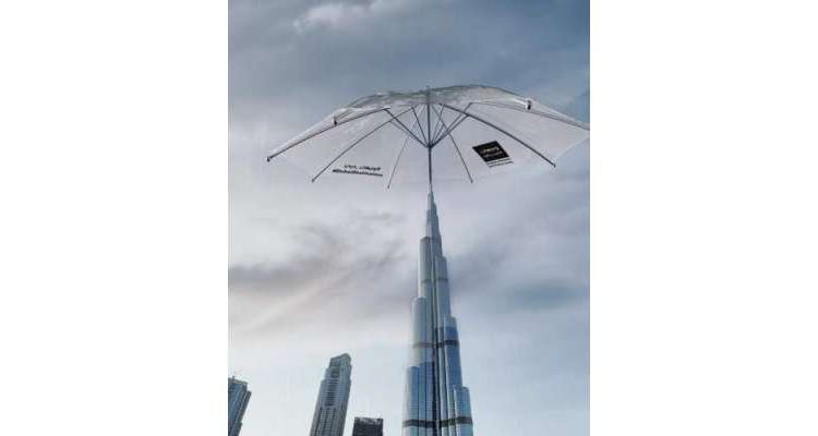 دبئی کی بارش میں برج خلیفہ نے بھی چھتری تھام لی