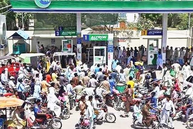 پیٹرول اور ڈیزل کی قیمت میں 35، 35 روپے فی لیٹر کا بڑا اضافہ