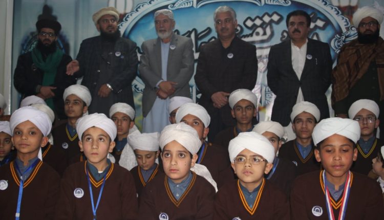 جامعہ گیلانیہ حبیب الاسلام کے پوزیشن ہولڈرز میں انعامات کی تقسیم