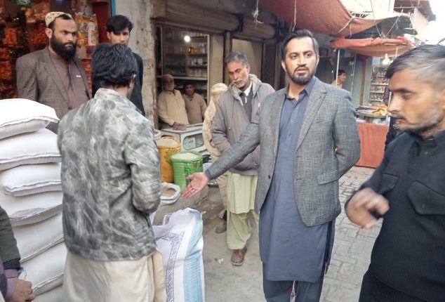 ڈیرہ اللہ یار اسسٹنٹ کمشنر جھٹ پٹ کا مختلف دکانوں پر چھاپے کم وزن اور ریٹ لسٹ نا ہونے کی وجہ سے دکان سیل دکانداروں پر جرمانے انجمن تاجران کا اسسٹنٹ کمشنر جھٹ پٹ کے خلاف احتجاجی مظاہرہ