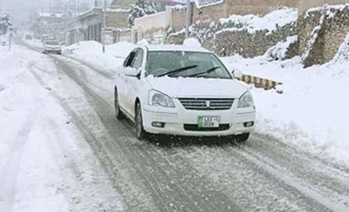 زیارت، سنجاوی اور کان مہترزئی میں برفباری، شاہراہیں بند، انتظامیہ کی بحالی کیلئے سرگرمیاں جاری