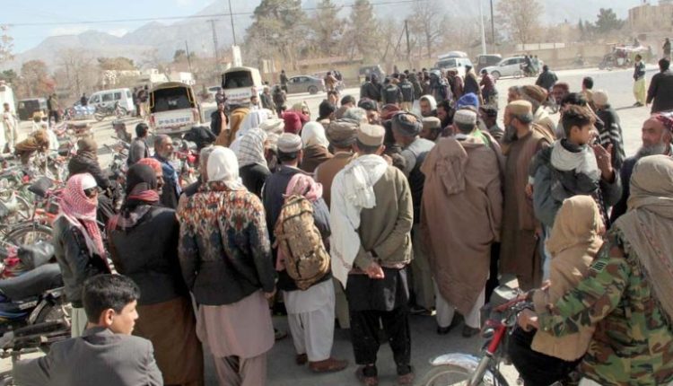 کوئٹہ، سستے آٹے کے حصول کیلئے گھنٹوں لائن میں انتظار، عوام نے احتجاجاً سڑک بند کردی
