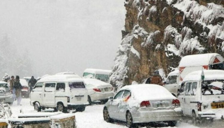 بلوچستان، شدید برفباری، گاڑیوں میں پھنسے ایک ہزار افراد کو ریسکیو کر لیا گیا