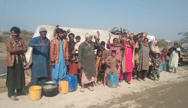 ڈیرہ اللہ یار متاثرین کا پینے کے پانی کے انتظامیہ کے جانب سے پانی کے ڈرم اٹھا کر لے جانے کے خلاف اضلعی انتظامیہ کے خلاف خواتین اور بچوں سمیت احتجاجی مظاہرہ کیا گیا